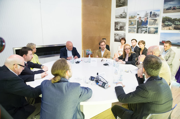 Компания Jaguar LandRover Россия провела круглый стол«Универсальный менеджер» с представителями НИУ ВШЭ и известными бизнесменами